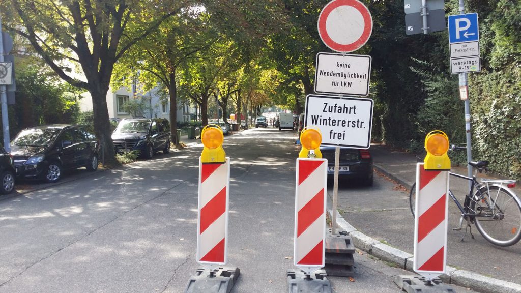 Wegen Baustelle gesperrte Mozartstraße (Foto: M. Managò)